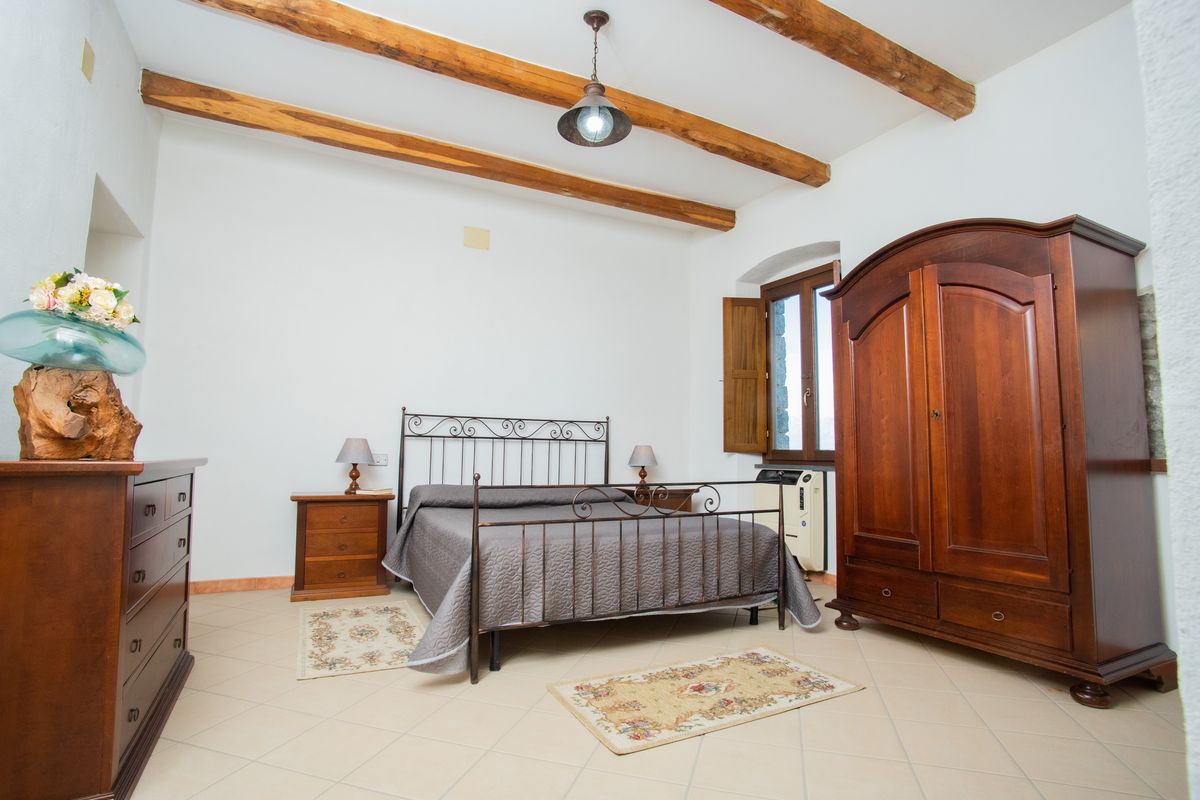 Camera matrimoniale Premium con travi a vista e armadio in legno massello